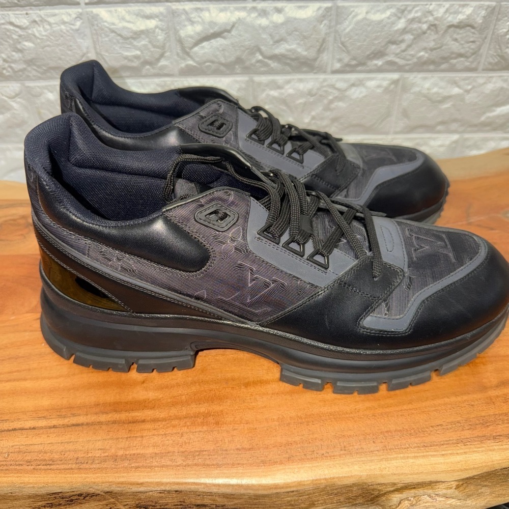 Louis Vuitton Run Away Pulse Black Grey Monogram Sneaker VL1119 Mens 11 LV 12 US - Picture 4 of 9